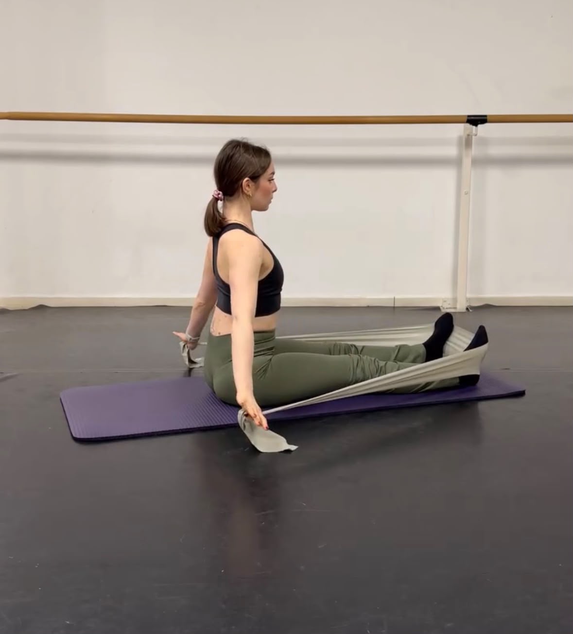 Alice durante un esercizio di Pilates con elastico