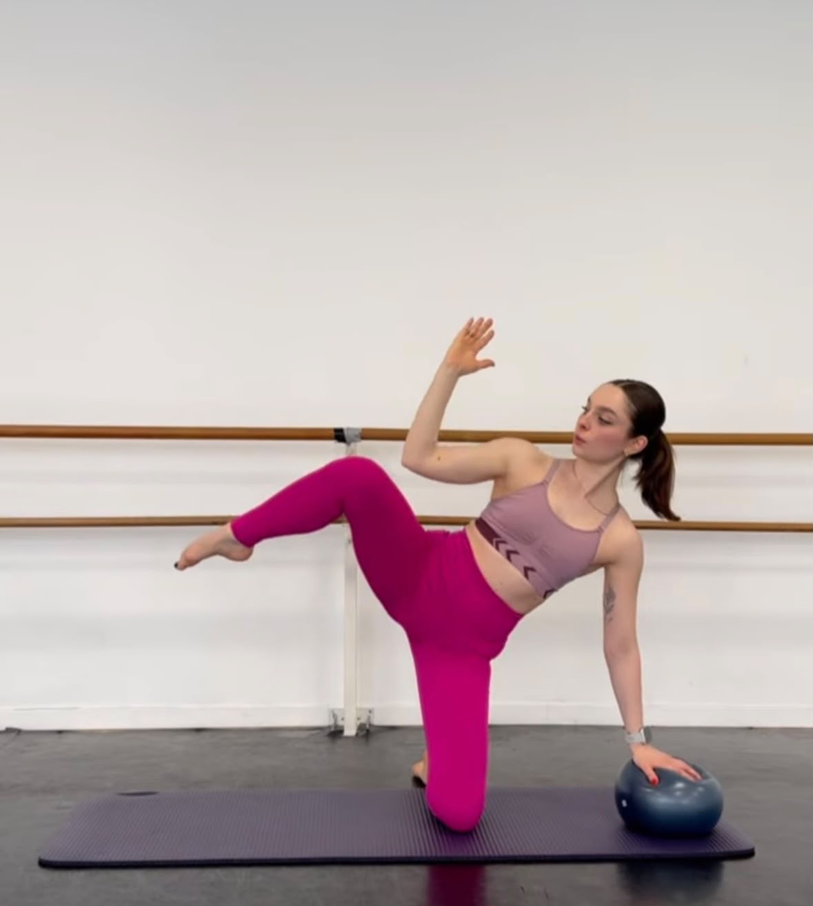 Alice Villa durante una lezione di Pilates matwork